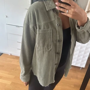 Grön jacka - Säljer nu denna fina jacka från Zara. Passar perfekt nu till hösten. Tveka inte på att höra av dig om intresse finns💖
