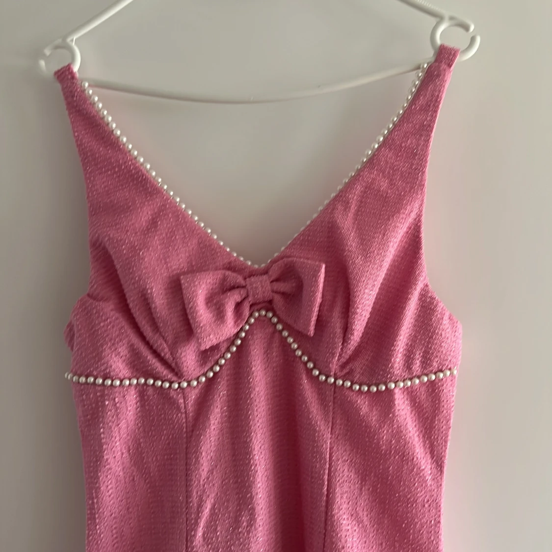 Rosa kort klänning med pärldetaljer - 1