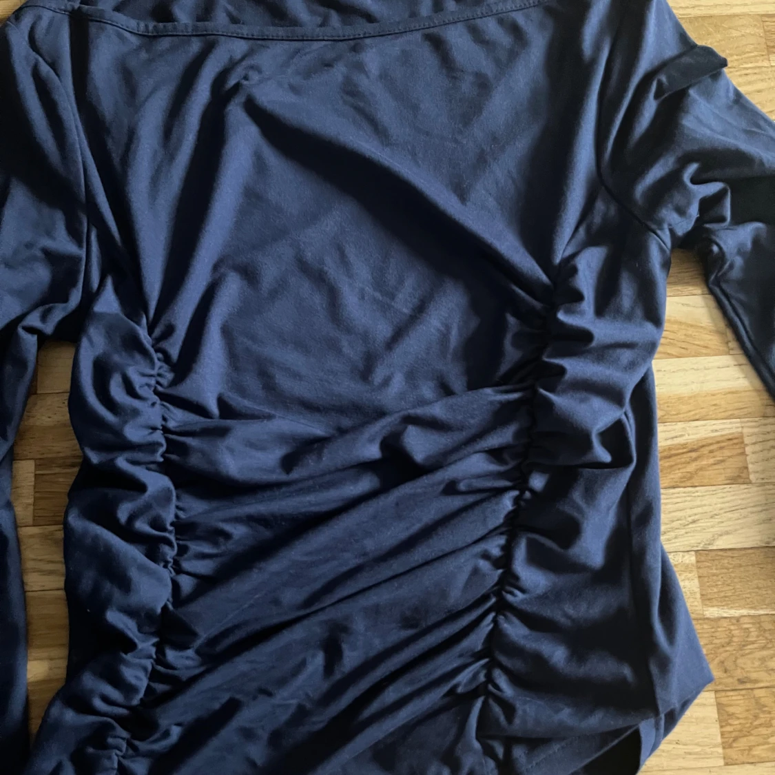 Mörkblå långärmad topp med rynk - 1