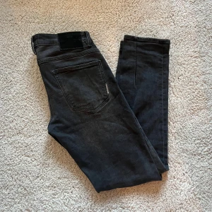 Mörka Neuw jeans - Säljer dessa feta slimmade Neuw jeans. De är i storlek W29/L32 och är mörkgråa/svarta. Tveka inte med frågor!