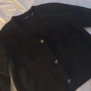 Svart kofta  - Säljer denna snygga svarta kofta❤️