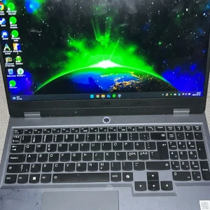 Lenovo LOQ 15ARP9 15,6" - OBS: kan bli billigare vid snabb affär…Lenovo LOQ (15ARP9) är en bärbar gamingdator som ger förstklassiga spelupplevelser med modern hårdvara, intelligent termisk design och avancerade AI-funktioner! Denna 15,6-tums gamingdator har ett kraftfullt NVIDIA® GeForce RTX™ 4070-grafikkort och en 8-kärnig AMD Ryzen™ 7 7435HS-processor som stöds av inte mindre än 24 GB DDR5-minne och en 512 GB SSD (PCIe 4.0x4).