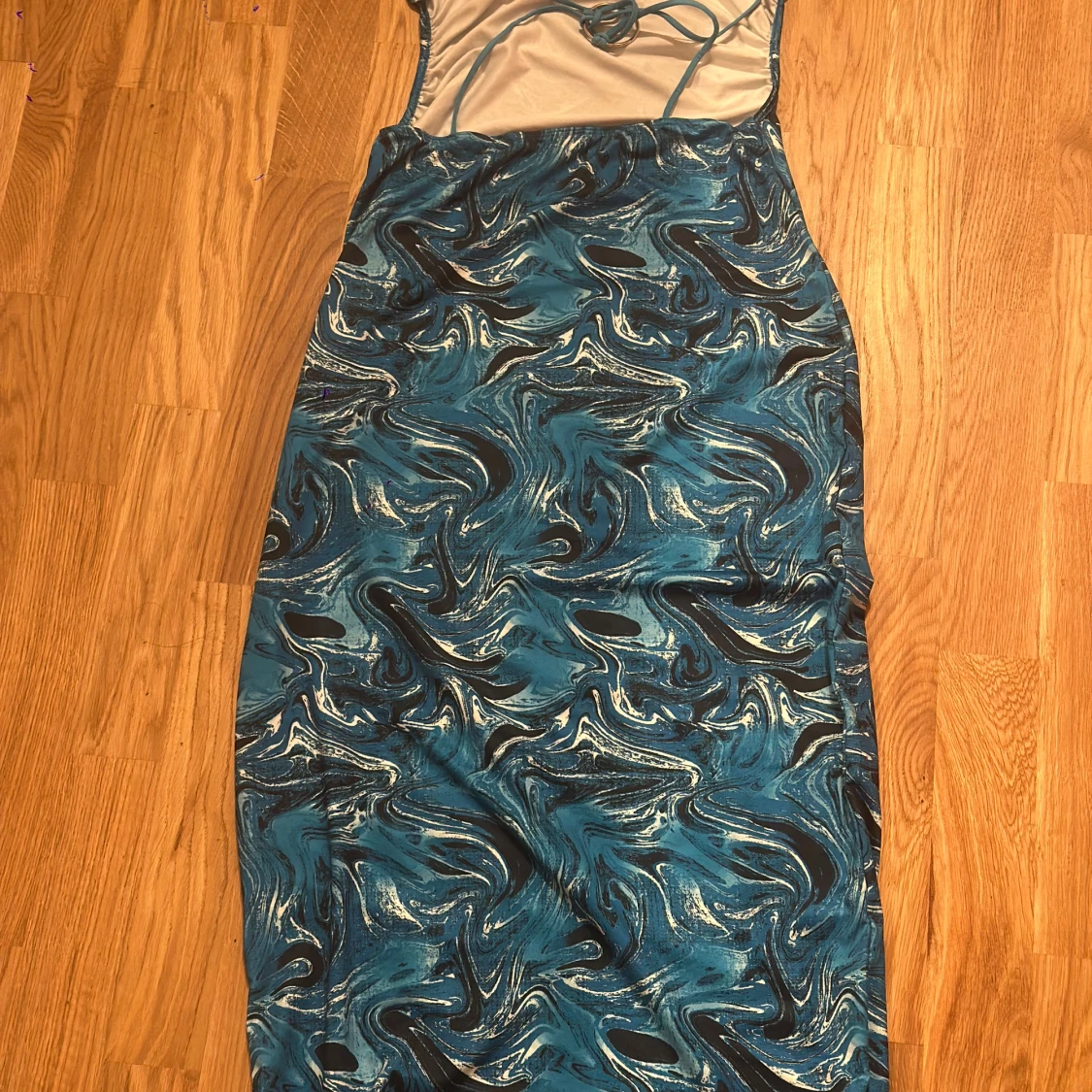 Blå mönstrad långklänning med smala band - 1