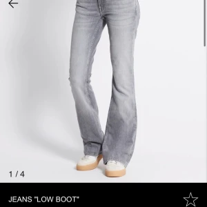 Grå bootcut jeans low waist - Snygga grå jeans med bootcut-modell och låg midja. Från lager 157 aldrig använda bara tvättade då dom var förstora🤍