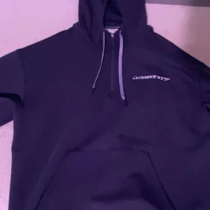 Mörkblå hoodie lacoste - Säljer en mörkblå hoodie från Lacoste inte använd mycket köpt från Lacoste butiken 