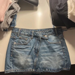 Jeanskjol zara - Blå jeanskjol från Zara. Säljer så den är för liten för mig. Postar samma dag!!!