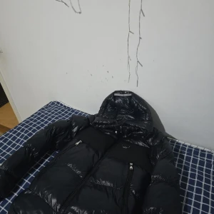 ALESSANDRO jacka   - Säljer en Alessandro jacka som bara har använts ett par gånger och inga skador inte ens små repor. Exakt som en helt ny. Köpt för 1 200 kr så den jag säljer är rätt billig kan man säga har även prislappen om jag minns rätt