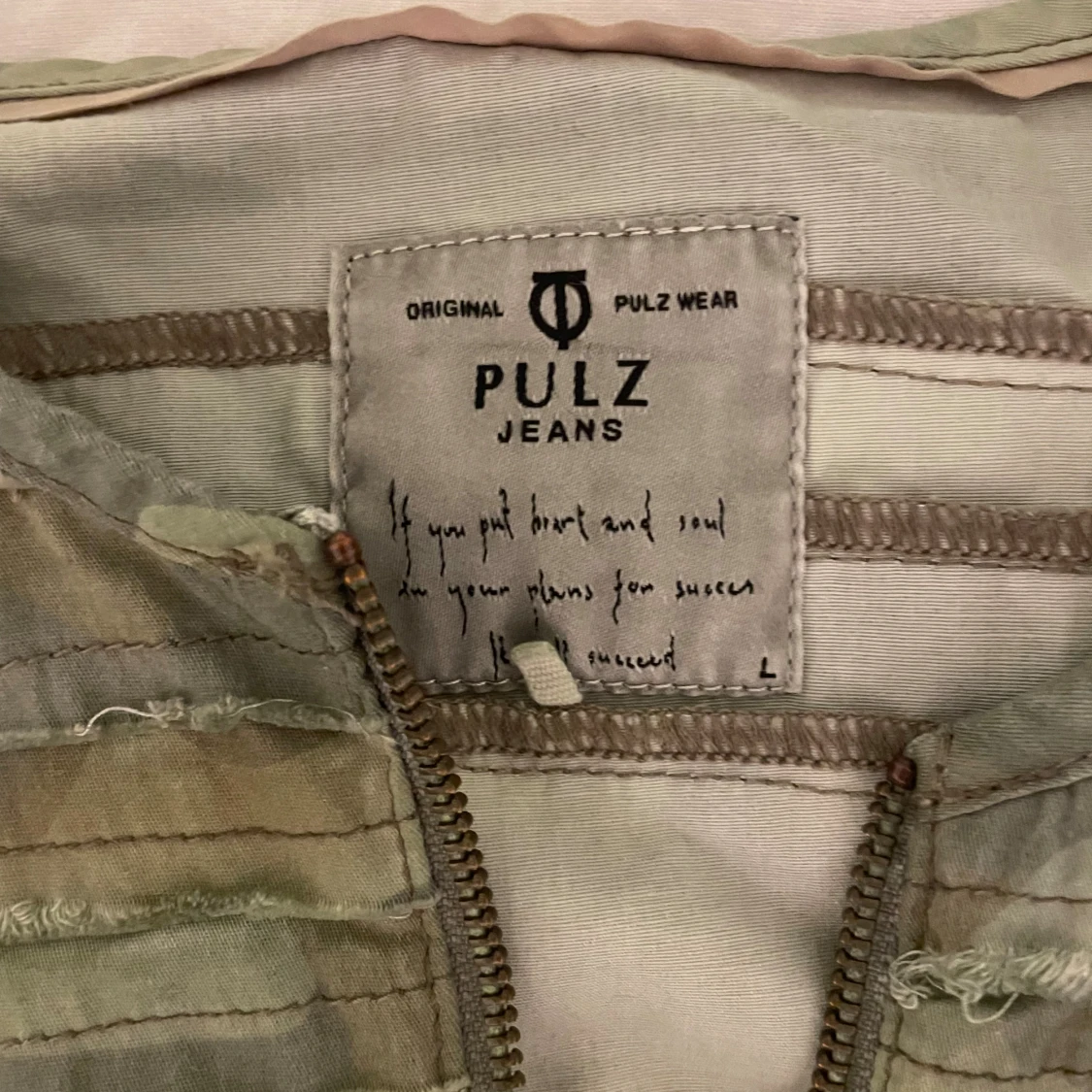 Camouflagejacka med nitar från Pulz Jeans - 2