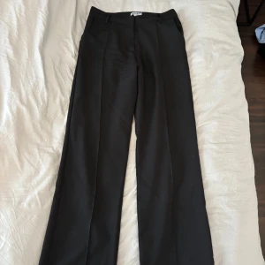 Kostymbyxor Madlay  - Svarta kostymbyxor med pressveck från Madlady. Storlek M