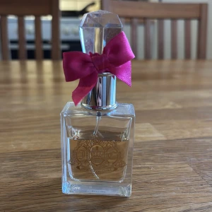 Juicy Couture parfym med rosett - Stilren parfym från Juicy Couture med en snygg rosa rosett på korken. Doftar otroligt! 