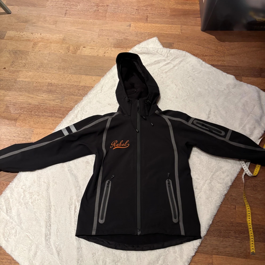 Svart vindjacka Rebel med huva M