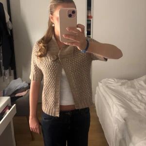 Beige stickad kofta med kort ärm - Snygg kofta💖