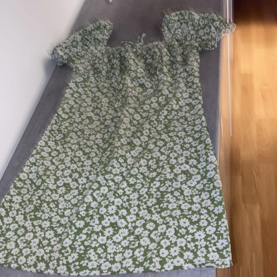 Grön blommig kortklänning med puffärm