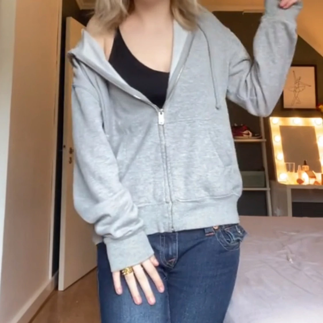 Grå hoodie med dragkedja och huva - 1