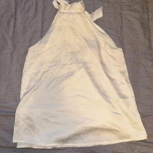 Vit blus med knyt - En superfin vit blus med knytning i nacken