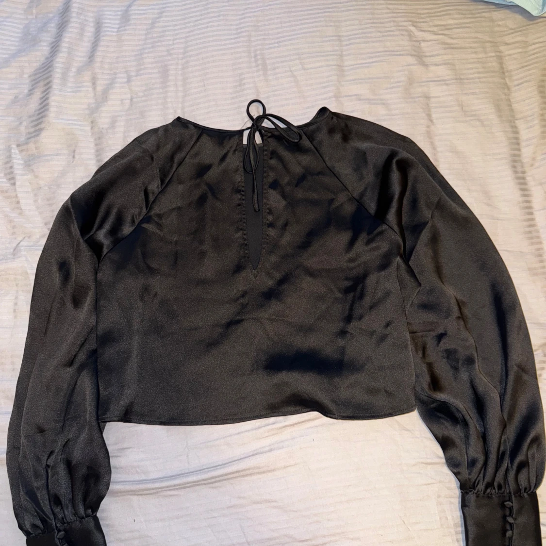 Svart satinblus från H&M med knyt - 1