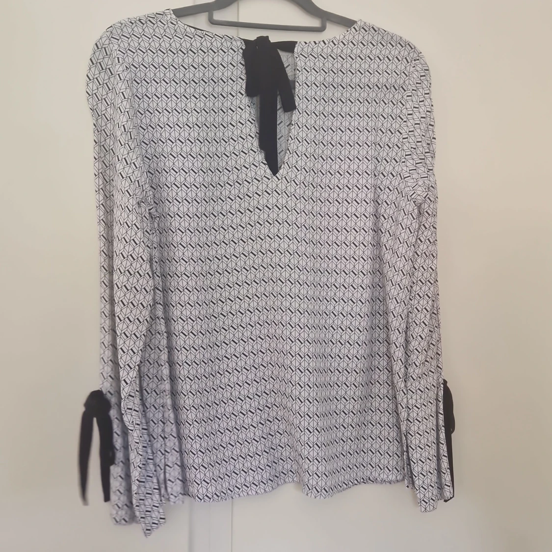 Vit och svart mönstrad blus med knyt - 1