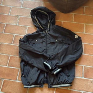 Svart vindjacka från Moncler med huva - NFC scan funkar