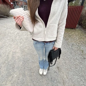 Beige teddyjacka med dragkedja - Mysig beige teddyjacka med hel dragkedja framtill och två fickor. Jackan har en liten defekt på dragkedjan som nu ser på andra bilden men påverkar inte varan och syns knappt, skriv om ni har frågor❤️