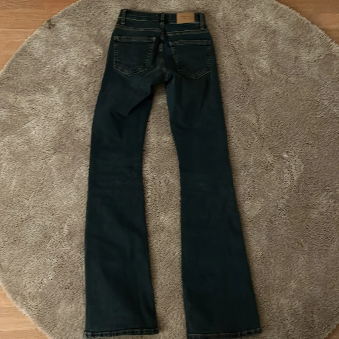 Mörkblå bootcut jeans från Gina tricot  - 2