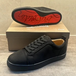 Christian Loubotins  - Christian Louboutin-inspirerade sneakers i helsvart med klassisk röd sula 🔥 Storlek 44, helt nya och aldrig använda. Lyxig stil till ett bättre pris!  💸 Pris: 1799 kr ⚠️ Pris går att diskutera vid snabb affär 🤝 ⚠️ har 2 par skor av storlek 44 ✅ 