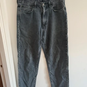 Levi's Stay Loose grå jeans W32 L32 - Grå jeans från Levi's i modellen Stay Loose med klassisk femficksdesign och avslappnad passform. Jeansen har hög midja och raka ben, tillverkade i mjukt denimtyg. Perfekta för en chill och trendig look.