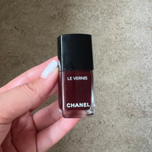 Chanel Le Vernis Rouge Noir nagellack - Chanel Le Vernis nagellack i färgen Rouge Noir 18, en djup mörkröd nyans. Använd endast en gång. Nypris 399:-