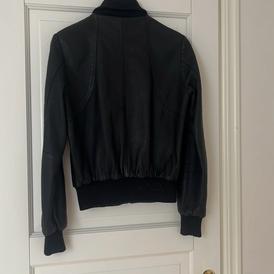 Svart skinnjacka i bombermodell M - 1