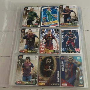 Match Attax Champions League & FIFA 365 - Fotbollskortsamling - Stor samling Match Attax och FIFA 365 fotbollskort med stjärnor som Messi, Ronaldo, Neymar och fler. Perfekt för dig som älskar fotboll och vill samla på legendariska spelare från Barcelona, Real Madrid och landslag. Fylld med coola kort och unika spelare! Finns också en del hockeykort.