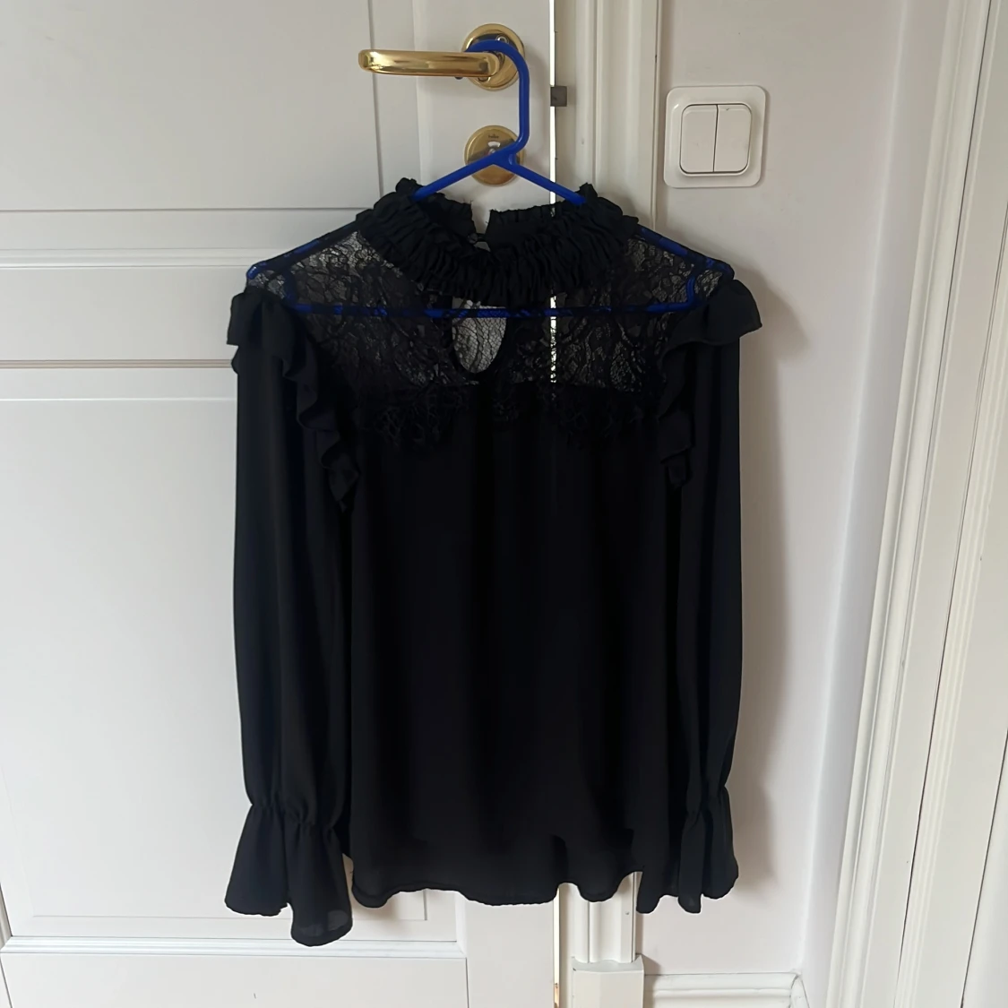 Svart blus med spets från Unika Paris - 1