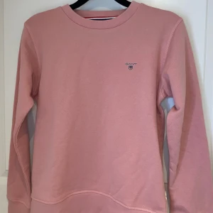 Rosa sweatshirt från GANT😍 - En fin rosa sweatshirt från GANT! Med broderad logga på bröstet. Helt oanvänd