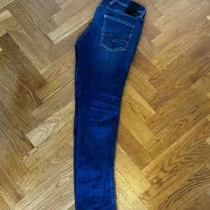 Replay skinny jeans blå, midwaist - Snygga blå anbass jeans från Replay med klassisk femficksdesign och diskreta slitningar. . Materialet är stretchigt jeans för en bekväm känsla. Perfekta för dig som gillar en modern och tight look. Priset kan såklart diskuteras.