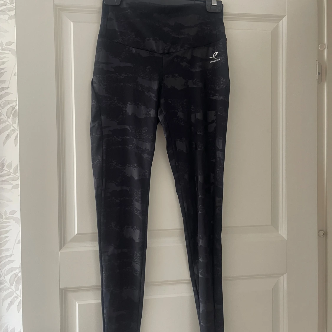 Svarta camo leggings 