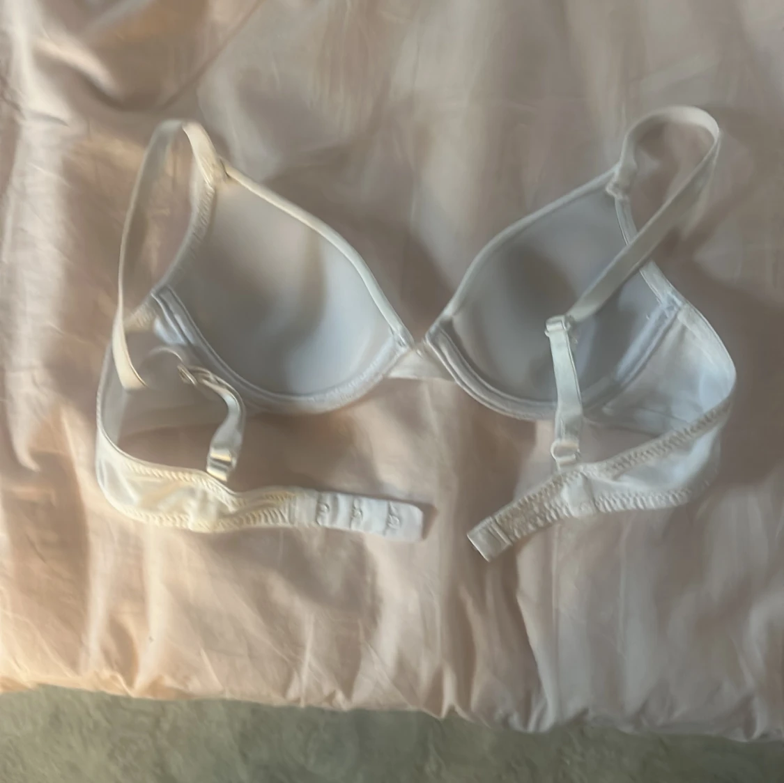 Vit vadderad bh med rosett - 2