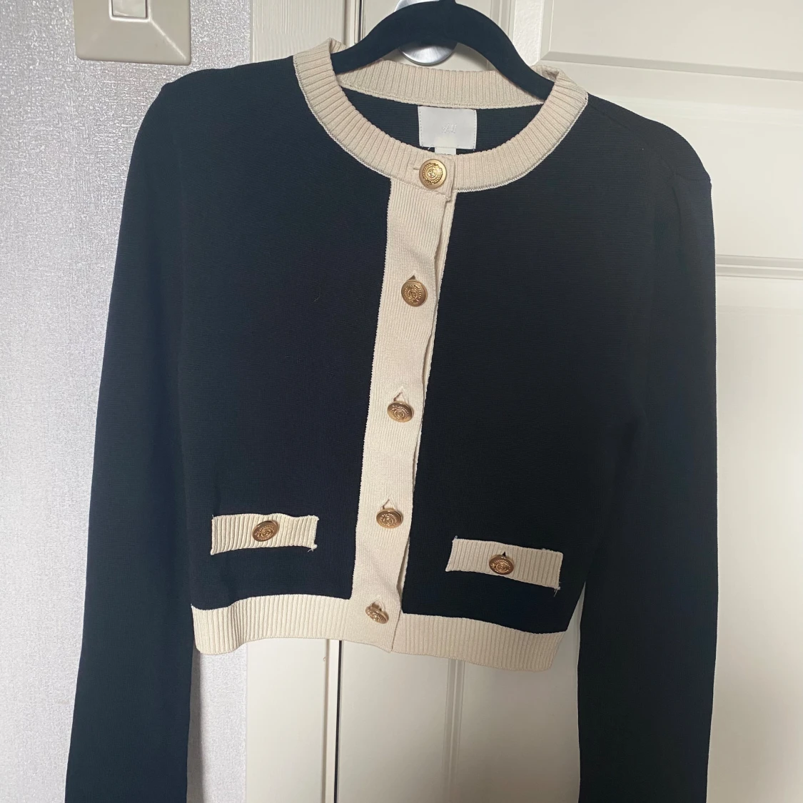 Svart och beige kofta