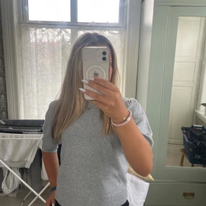 Grå stickad tröja från ONLY - Den är som ny använt 1 gång. Supermjuk grå stickad tröja från ONLY med korta puffärmar och rund hals. 