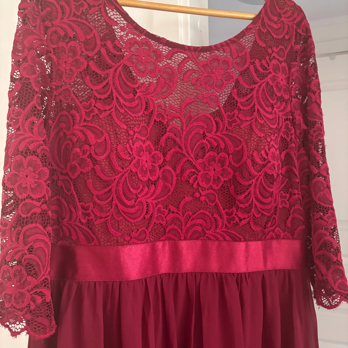 Vinröd långklänning med spetsdetaljer - 1