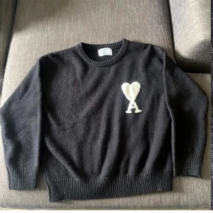 Svart stickad tröja från Ami Paris - Svart stickad tröja från Ami Paris med rund halsringning och ribbade muddar. ‼️PRIS GÅR ATT DISKUTERAS‼️
