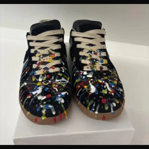 Svarta skor med paintsplatter - Feta svarta skor med paint splatter, låda finns‼️