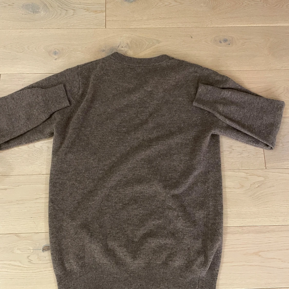 Brun stickad tröja i kashmir - 2