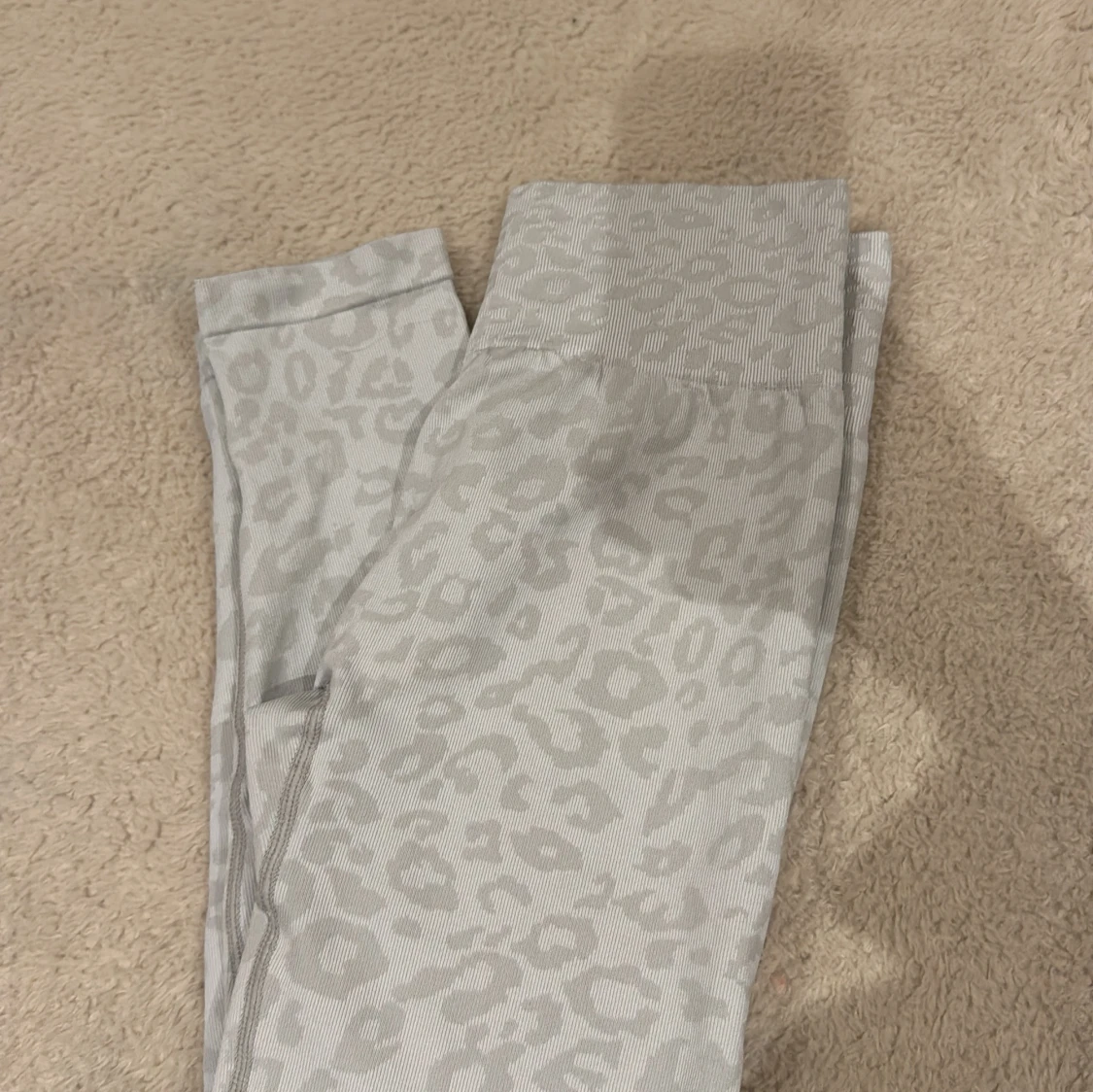 Grå leopardmönstrade leggings M