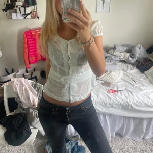 söt topp - Söt topp i bra skick! Notera hålet på sista bilden, stans inte när man har på sig tröjan men hålet finns där🥰