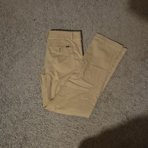 Ralph lauren chinos  - Säljer ett par beigea Ralph Lauren chinos. Dom är i jättebra skick med alla lappar kvar, och dom är såklart äkta. Pris kan diskuteras. Storlek M (14).