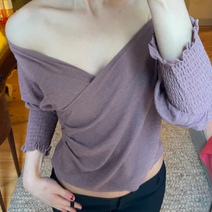 Lila/burgundy omlottopp  - Supersnygg lila/burgundy omlottopp som både kan bäras vanligt eller offshoulder. Den är köpt på vinted och har märket ”visual clothing project”. Hör av dig om du har frågor eller är sugen på att köpa! 🤩