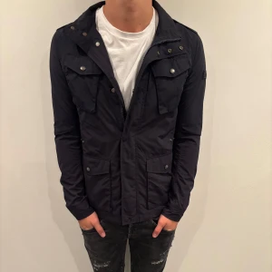 Woolrich Filedjacka  - Hej! Säljer nu denna väldigt snygga och eftertraktade Woolrich jacka! Jackan är slutsåld överallt och går inte att få tag på… jackna är stor i storleken, jackan är perfekt nu till hösten/vintern  Storlek S,  Skick 9,5/10  Ny pris: 6000 kr Säljs för: 1399 kr 