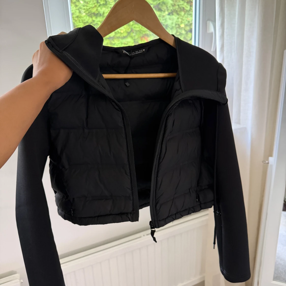 Svart croppad pufferjacka från Zara - 1