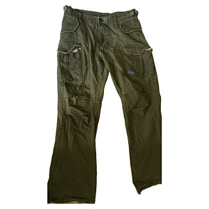 zoo york byxor - Tvär feta zoo york byxor, passar dig perfekt om du är into skater stilen! Har en hel del heel bite men annars i bra skick, går att tjustera storleken på sidorna av byxan. 