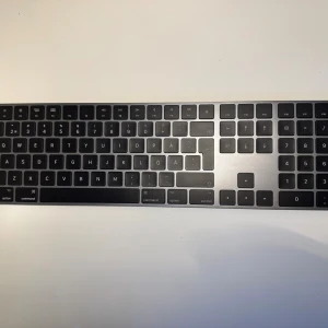 Apple Magic keyboard spacegray - Hej! Jag säljer ett fint och nästan helt ny skick Apple Magic tangentbord i rymdgrå!   Svensk tangentbord  Tangentbordet är bara använd ett fåtal gånger och den har bara små märken på kanterna men inget som påverkas.   Det finns även en Apple Magic Mus i min profil som man kan köpa tillsammans med musen med ett bra pris.   Tangentbordet kan även hämtas i Visby eller skickas.   Har du några frågor så är det bara att fråga:)
