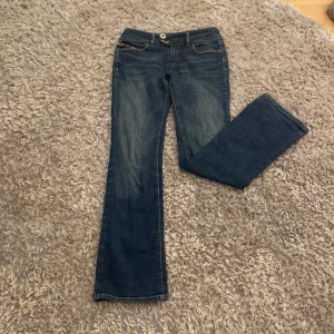 Diesel jeans - Super snygga jeans från disel, köpt för 1100 TROR JAG. ⚠️katt finns i hemmet!⚠️ kan gå ner i pris vid snabb affär💗 säker pga att de inte komme till användning ❤️🫶🏻Jag är 157 och de är perfekta 😍