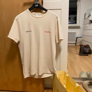 Keith Haring x Axel Arigato - Beige t-shirt från Axel Arigato i samarbete med Keith Haring. Sjukt unik t-shirt som jag enbart sett en person ha. Använd många gånger, men väldigt väldigt fint skick, då jag brytt mig om den.  XS men sitter mer som en S, jag är 178 och ganska smal, sitter som en relaxed fit skulle jag säga. Pris går att förhandla, kan frakta eller mötas upp.